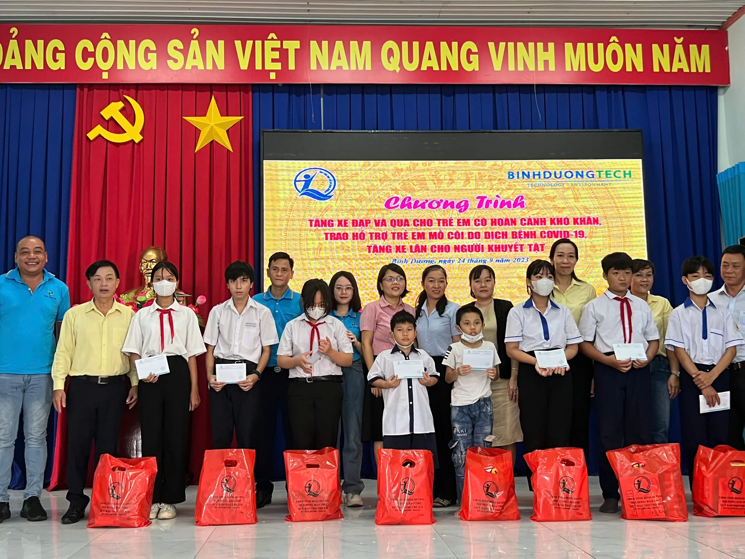Chương trình tặng xe đạp và quà cho trẻ Em có hoàn cảnh khó khăn
